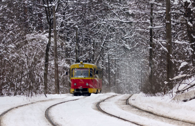 Трамвай сошел с рельс: в Киеве произошло ЧП