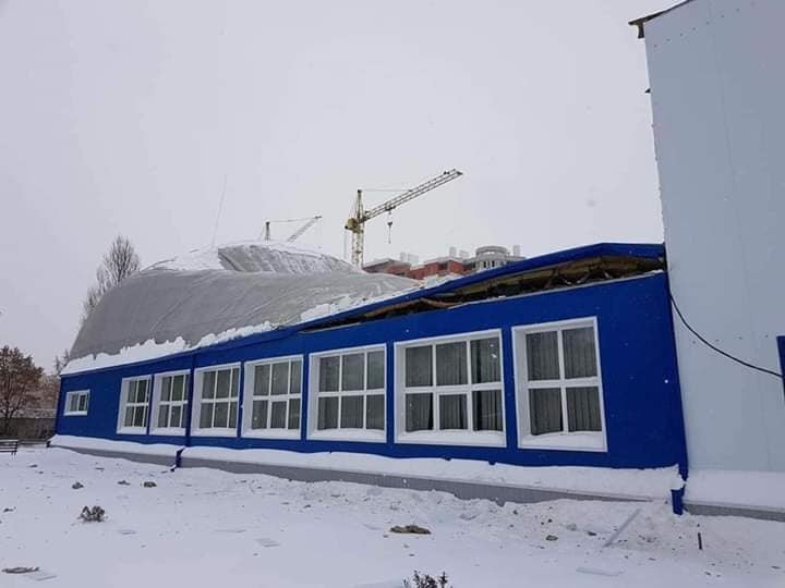 Крыша спортшколы рухнула во время занятий: задержали трех причастных
