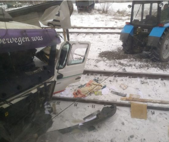 Поезд под Харьковом протаранил грузовик: есть подробности
