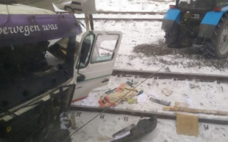 Поезд под Харьковом протаранил грузовик: есть подробности