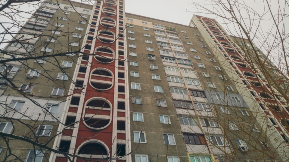 Выбросился с 14 этажа: в Киеве произошла трагедия