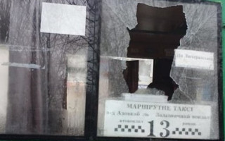 Люди чудом не пострадали: кусок льда пробил стекло в маршрутке