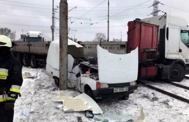 Дах знесло: у Дніпрі фура у результаті ДТП розчавила легковик