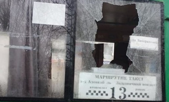 Люди чудом не пострадали: кусок льда пробил стекло в маршрутке