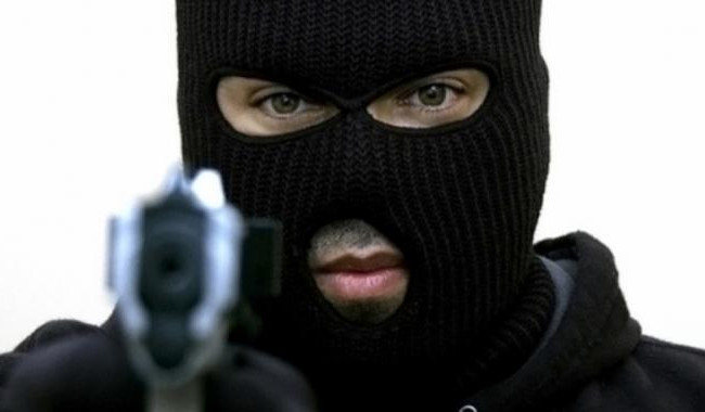 З сокирою та в масці кота: у Кривому Розі чоловік здійснив зухвале пограбування