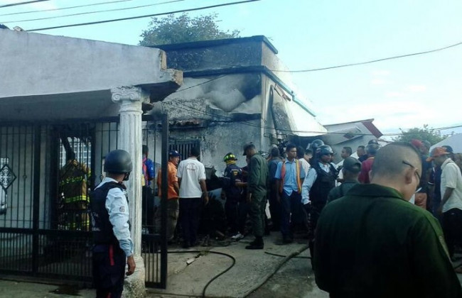 Трагедия в Мексике: самолет упал на жилой дом