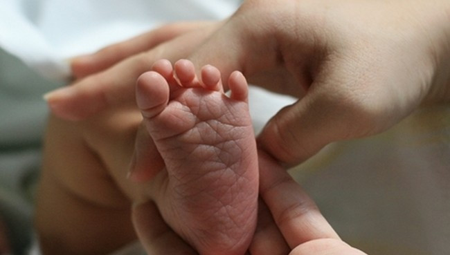 Сломали ногу: родители издевались над годовалым ребенком