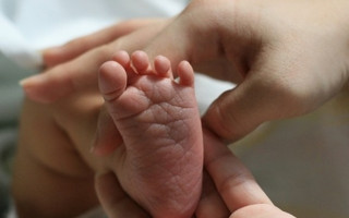 Сломали ногу: родители издевались над годовалым ребенком