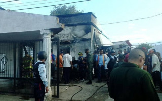 Трагедия в Мексике: самолет упал на жилой дом