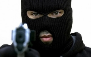 З сокирою та в масці кота: у Кривому Розі чоловік здійснив зухвале пограбування