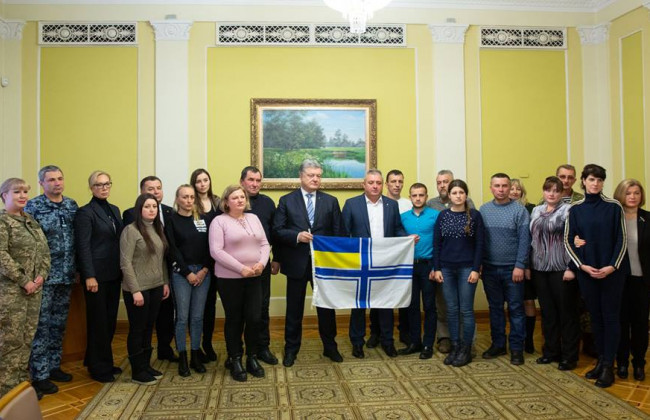 Агрессия РФ на Азове: Президент встретился с семьями пленных моряков