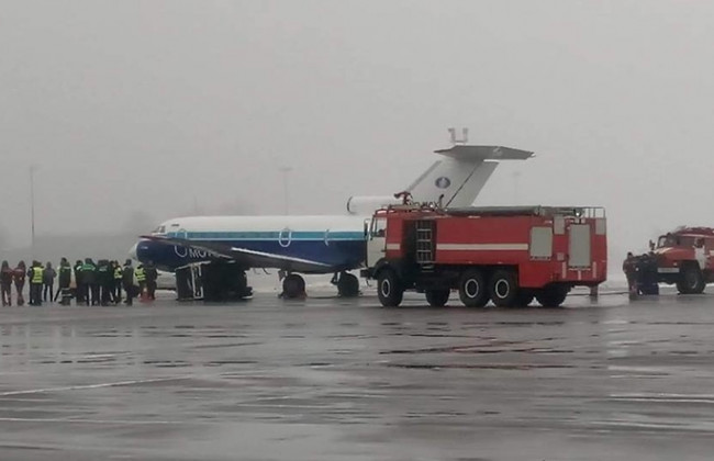 В аэропорту «Киев» самолет протаранил автомобиль: новые подробности