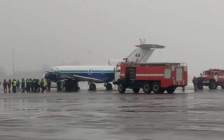 В аэропорту «Киев» самолет протаранил автомобиль