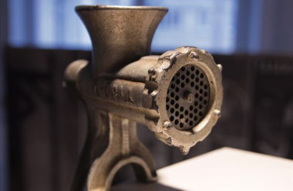 Повар одной из школ Херсона перемолола себе руку в мясорубке