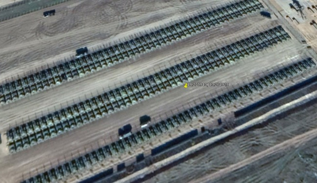 К границе Украины массово стягивают российские танки: есть подробности