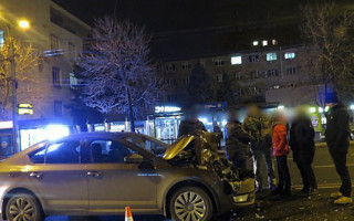 В Мариуполе легковушка влетела в военный автомобиль