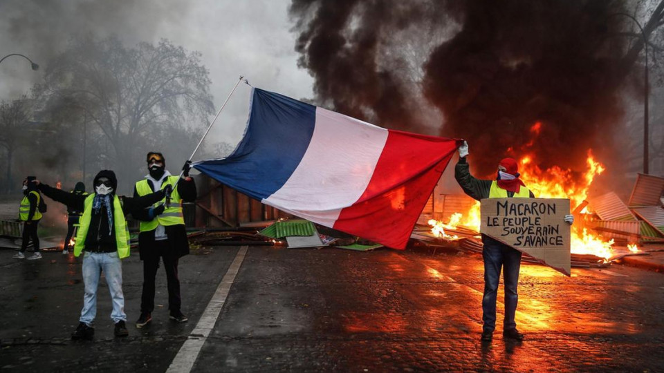 Беспорядки во Франции: БТРы и баррикады на улицах Парижа