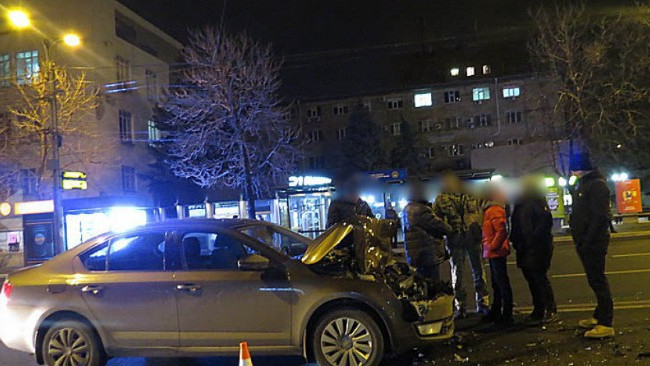 В Мариуполе легковушка влетела в военный автомобиль