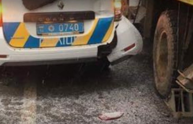 Полицейские влетели в грузовик: во Львове произошло масштабное ДТП