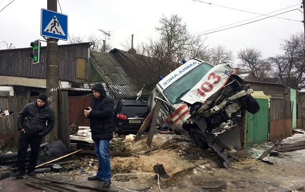 «Скорая» в Житомире протаранила дом