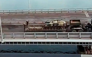 Россия перебрасывает танки в оккупированный Крым через Керченский мост