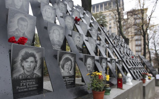 Невідомі розтрощили меморіал Небесній сотні та воїнам АТО у центрі Хмельницького