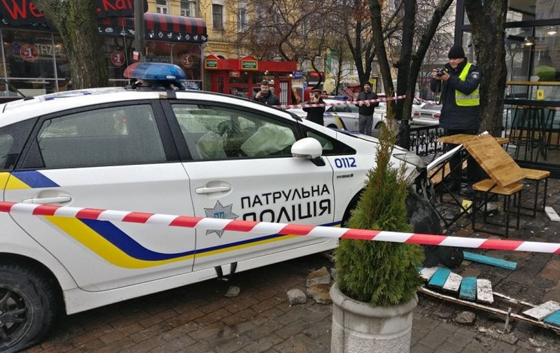 ДТП с копами в центре Киева: «Приус» протаранил кафе