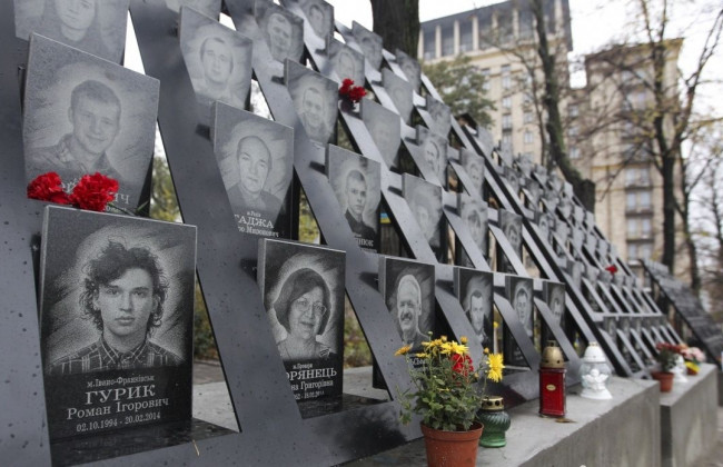 Невідомі розтрощили меморіал Небесній сотні та воїнам АТО у центрі Хмельницького