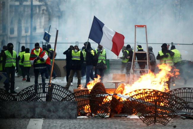 Беспорядки во Франции: стало известно о роли Кремля