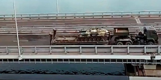 Россия перебрасывает танки в оккупированный Крым через Керченский мост