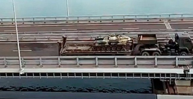 Россия перебрасывает танки в оккупированный Крым через Керченский мост