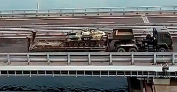 По Керченскому мосту зафиксировали движение колонны российской военной техники