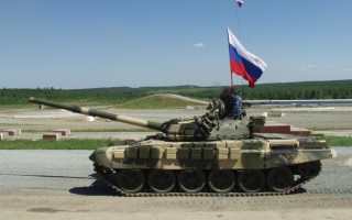 Сотні російських танків стягнули до кордону України: є подробиці