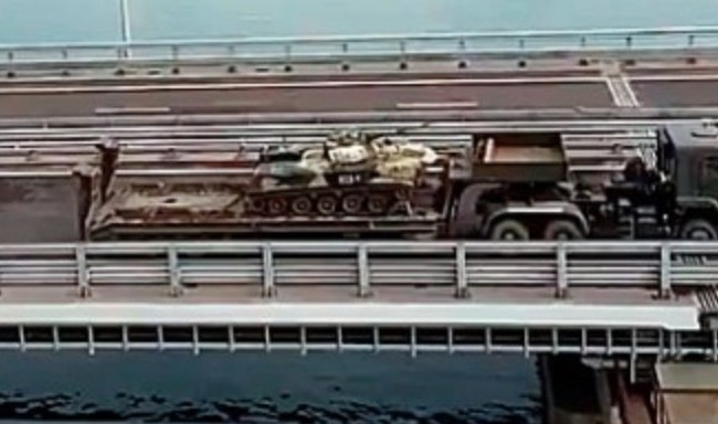 По Керченскому мосту зафиксировали движение колонны российской военной техники