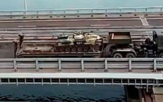 По Керченскому мосту зафиксировали движение колонны российской военной техники