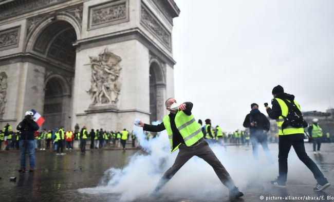 Бунт в Париже: «желтые жилеты» опубликовали манифест из 25 пунктов