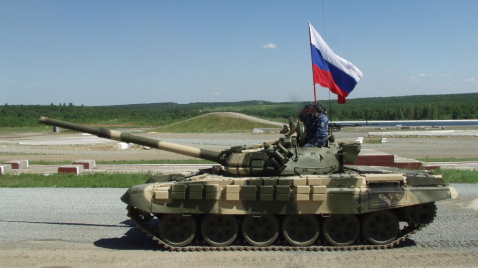 Сотні російських танків стягнули до кордону України: є подробиці