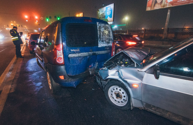 Масштабное ДТП на Броварском проспекте: столкнулись четыре автомобиля
