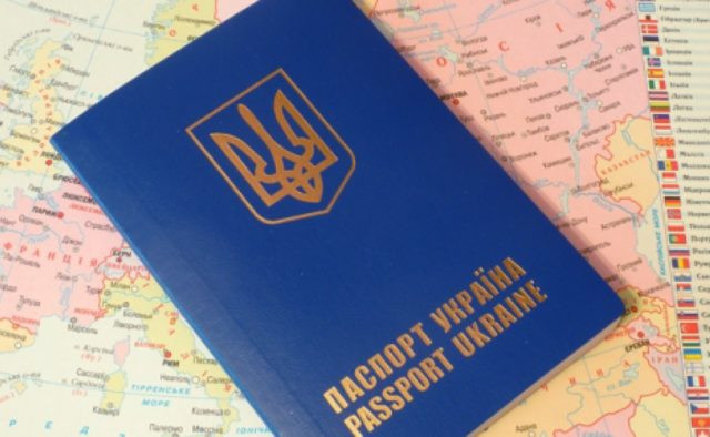 Розгляд справи про видачу паспорта-книжечки зірвали активісти у Дніпропетровській області