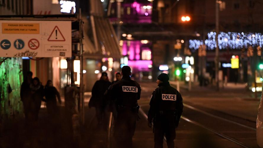Теракт во Франции: из автомата расстреляли рождественскую ярмарку