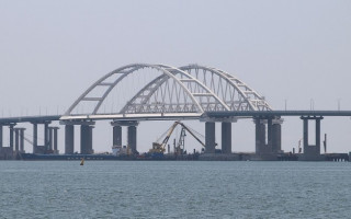 На Керченському мосту зафіксували колону російської бойової техніки