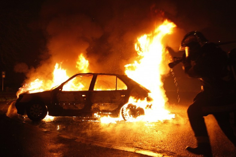 Автомобиль влетел в забор и сгорел: под Киевом случилось ужасное ДТП