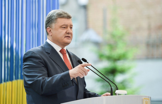 Порошенко «посоветовал» главе Укрпочты уменьшить себе зарплату