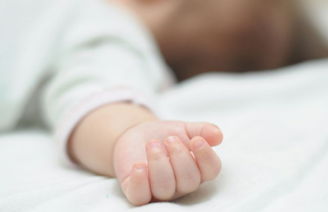 Чтобы ребенок не кричал: горе-мать пивом «лечила» младенца