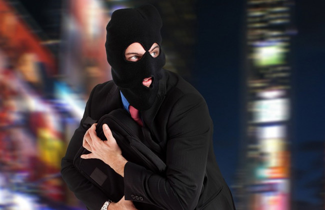 Дерзкие грабители через окно украли ноутбуки из супермаркета