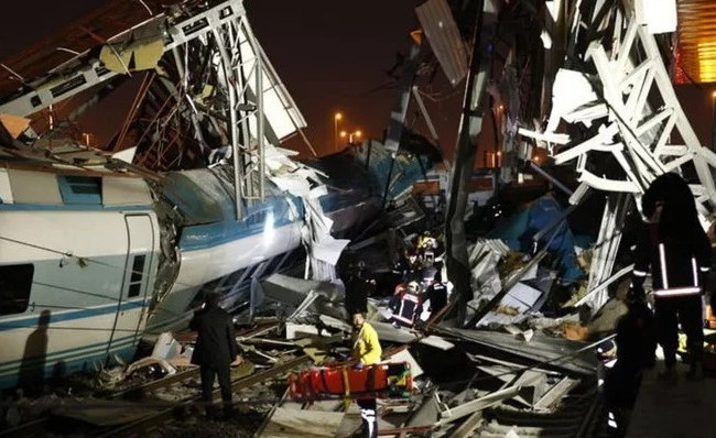 Жуткая авария в Турции: столкнулись два поезда