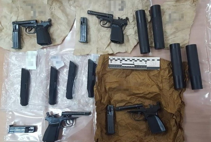 СБУ затримала поліцейського, який продавав вогнепальну зброю