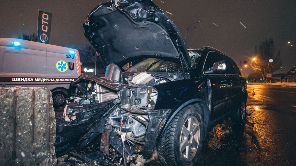 Смертельное ДТП в Киеве: Volvo влетел в отбойник, водитель погиб на месте