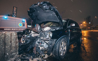 Смертельное ДТП в Киеве: Volvo влетел в отбойник, водитель погиб на месте
