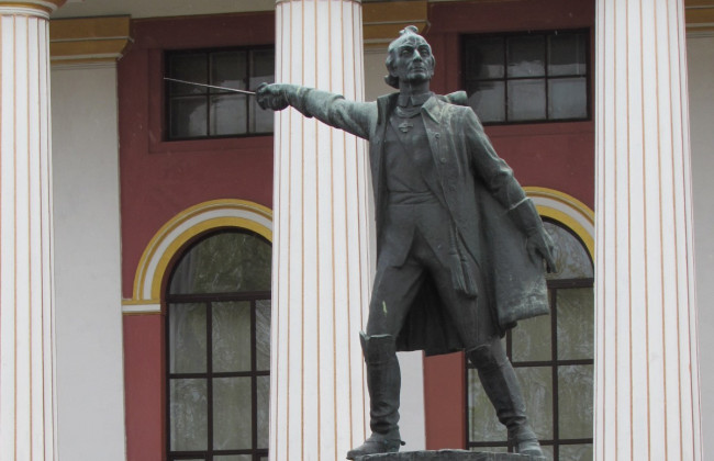 В Киеве демонтируют памятник русскому полководцу